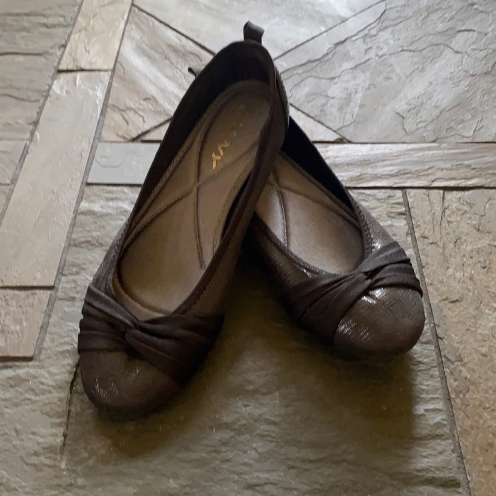 DKNY black flats